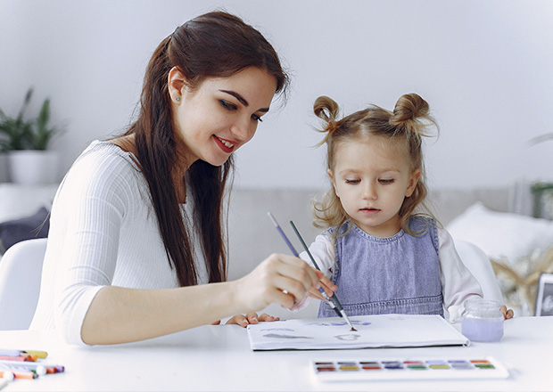 Психолог рисует с ребёнком